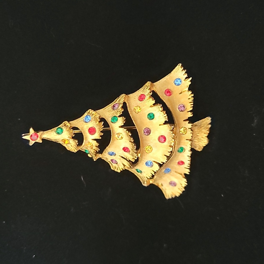 Vintage Christmas tree brooch by JJ goldtone